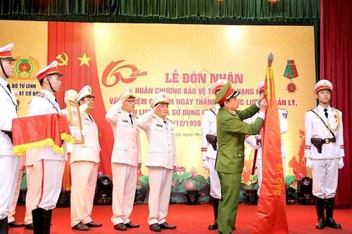 Trung tâm Huấn luyện và sử dụng động vật nghiệp vụ đón nhận Huân chương Bảo vệ Tổ quốc