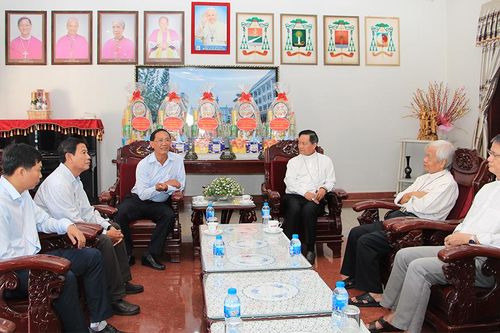 Thiếu tướng Bùi Bé Tư thăm, chúc mừng các vị Giám mục, Linh mục