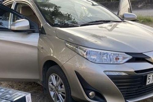 Xe con chở gần 1.500 gói thuốc lá lậu và 4 biển số giả