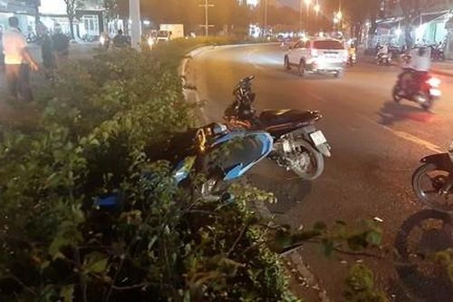 Tai nạn liên hoàn giữa 2 ô tô và xe máy, 2 người nguy kịch