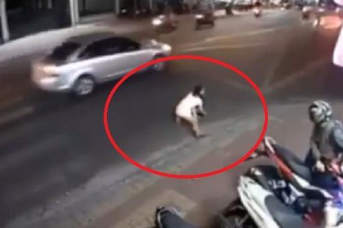 Clip: Đi bộ sang đường, cô gái bị tên cướp táo tợn giật túi xách, kéo lê