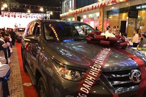 Thưởng Tết bằng hiện vật không có nghĩa là người lao động phải nhận... gạch, dép