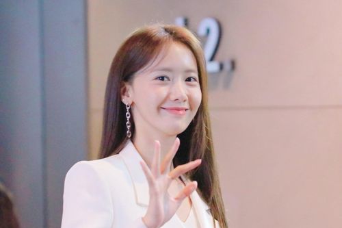 Yoona thu hút sự chú ý với phong cách mới lạ