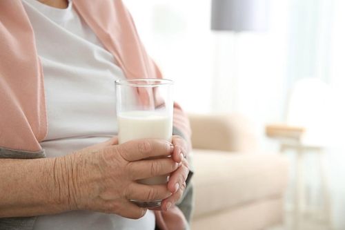 Giữa muôn vàn điều, sức khỏe là món quà ý nghĩa dành tặng cha mẹ