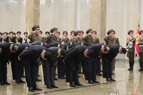 Ông Kim Jong Un đến viếng lăng cha trong ngày giỗ lần thứ 8