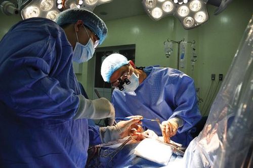 Bị tấm bê tông đè lên người, nam thanh niên may mắn thoát chết