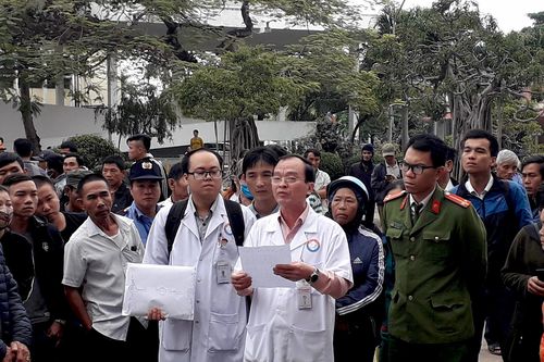Người nhà tập trung tố bệnh viện tắc trách khiến sản phụ tử vong