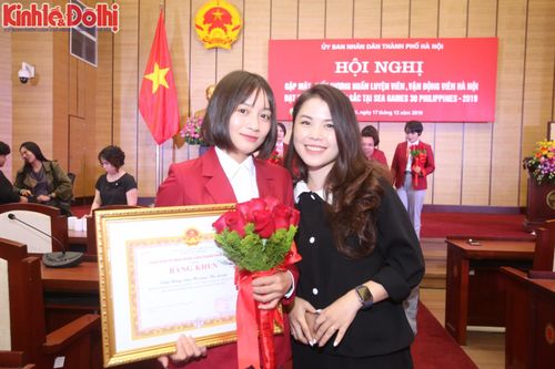 Hotgirl Hoàng Thị Loan và các VĐV rạng ngời tại lễ biểu dương của TP Hà Nội