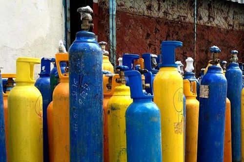 Tp. Hồ Chí Minh phát hiện hơn 100 bình khí 'bóng cười' không rõ nguồn gốc