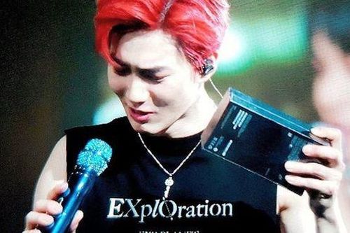 'Fan cuồng' ném iPhone 11 Pro Max lên sân khấu để tặng nhóm nhạc EXO