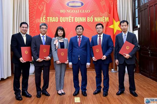 Thứ trưởng Ngoại giao Nguyễn Minh Vũ trao quyết định điều động cán bộ