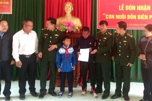 Tin tưởng gửi con cho cán bộ Biên phòng