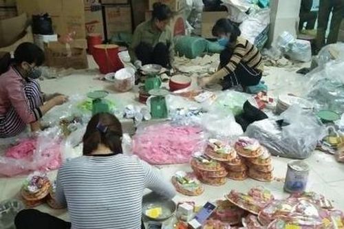 Thu giữ hàng nghìn hộp bánh và mứt Tết không đảm bảo chất lượng