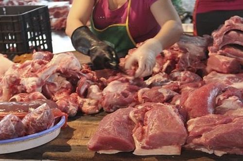 Giá lợn hơi lên cao ngất ngưởng, chợ đầu mối không có hàng
