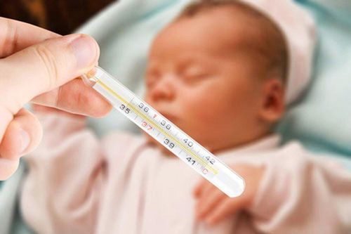 Cách làm đúng và 'đại kỵ' khi trẻ bị sốt, cha mẹ biết mà tránh kẻo hại con