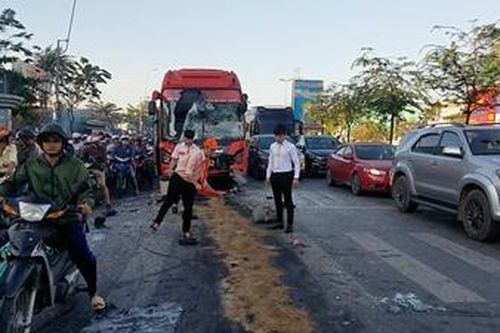 Hai xe khách tông nhau khi dừng đèn đỏ, 5 người bị thương