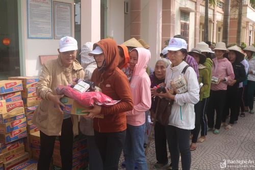 Hội từ thiện tỉnh Đồng Nai trao 100 suất quà cho giáo dân nghèo ở Quỳnh Lưu