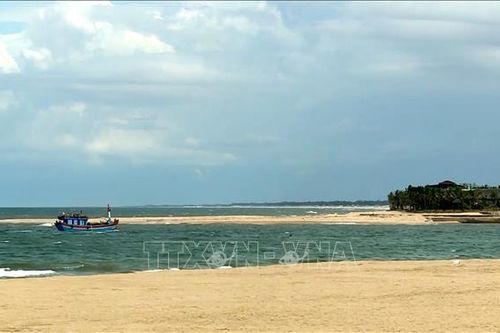 Ngư dân Quảng Bình gặp khó do nhiều cửa sông bị bồi lấp