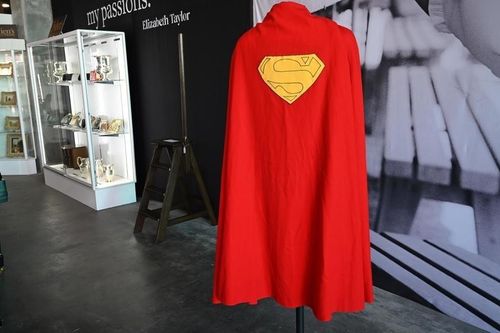 Áo choàng của Superman có giá gần 200.000 USD