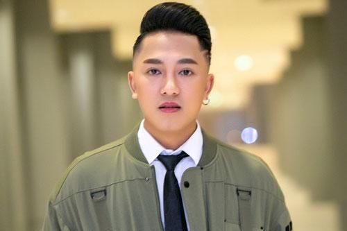 Châu Khải Phong hoảng hồn khi bất ngờ bị fan quá khích ném búa đinh lên sân khấu lúc đang biểu diễn