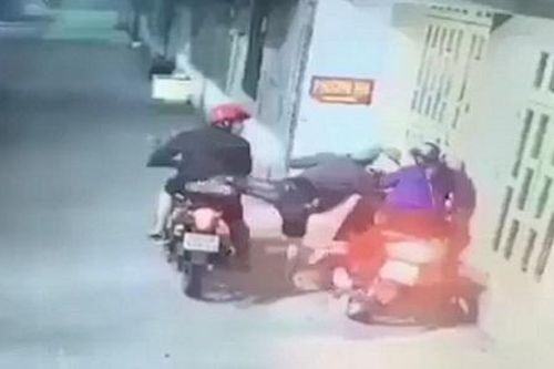 TPHCM: Táo tợn xịt hơi cay để cướp tài sản