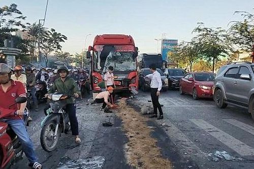 TPHCM: Xe khách Phương Trang tông xe ô tô 29 chỗ đang dừng chờ đèn đỏ, nhiều hành khách bị thương