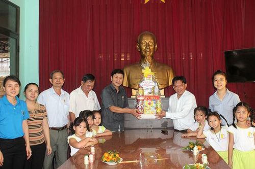Nhà thiếu nhi tỉnh thăm, tặng quà các đơn vị lực lượng vũ trang