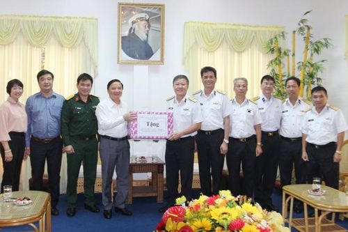 Bí thư Tỉnh ủy Khánh Hòa thăm các đơn vị quân đội đứng chân trên địa bàn