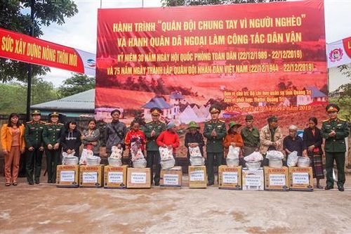 Hành trình 'Quân đội chung tay vì người nghèo' và làm công tác dân vận