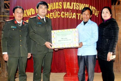 Na Hang thăm hỏi, tặng quà giáo dân