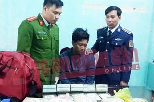 'Nhân viên tiếp thị' bị bắt cùng túi hàng 20 bánh heroin