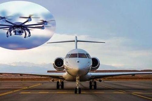 Drone suýt đâm vào chuyên cơ xa xỉ chở người nổi tiếng