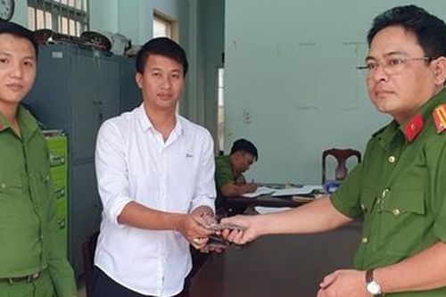 Chiến sĩ Công an trả lại 50 triệu đồng cho người đánh rơi