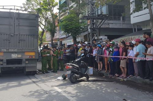 Người phụ nữ bị xe tải cuốn vào gầm tử vong