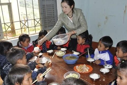 Thầy cô góp gạo, phụ huynh góp củi - chuyện lạ ở Tu Mơ Rông