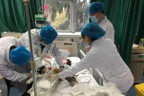 Bé gái 3 tuổi ngã từ tầng 11