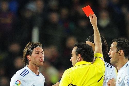 Sergio Ramos và những tấm thẻ đỏ đáng nhớ ở siêu kinh điển