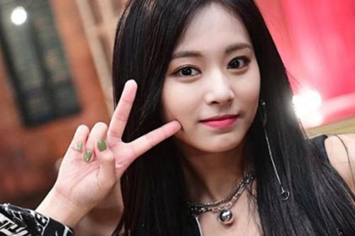 Đến 6 thần tượng nữ K-pop này cũng 'phải lòng' Tzuyu Twice
