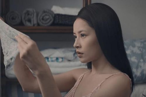 Phim 'Chị chị em em': Màn chào sân đầy bất ngờ của Kathy Uyên