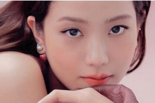 Jisoo Blackpink đẹp long lanh trên bìa tạp chí, tiết lộ đam mê mới