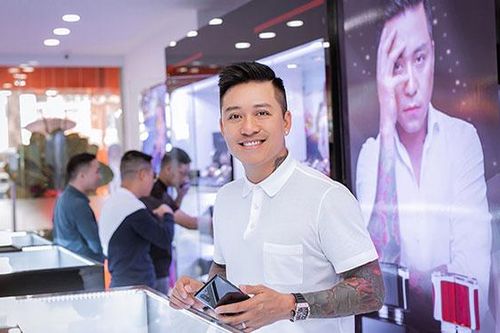 Ca sĩ Tuấn Hưng kinh doanh đồng hồ, điện thoại 'sang'