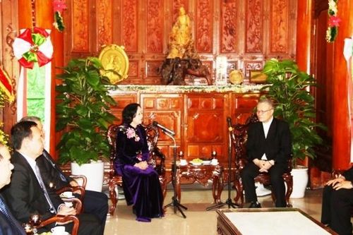 Đồng chí Trương Thị Mai chúc mừng Lễ Giáng sinh 2019 tại Tổng Giáo phận Huế