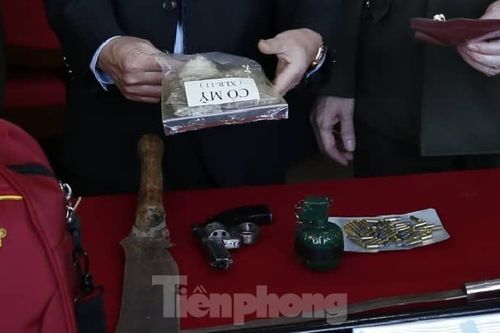 Tích súng, lựu đạn để buôn bán ma túy