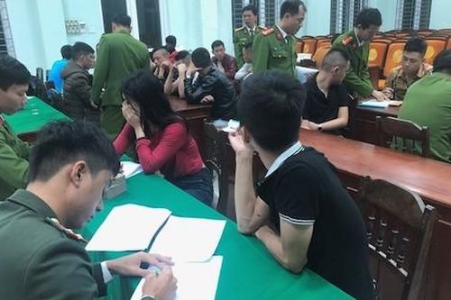 Phát hiện nhiều 'nam thanh nữ tú' bay lắc trong nhà nghỉ