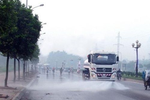 Hà Nội rửa đường để giảm ô nhiễm không khí