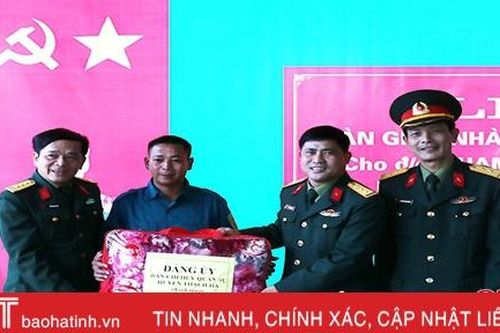 Trao nhà tình nghĩa cho chiến sỹ dân quân tự vệ khó khăn