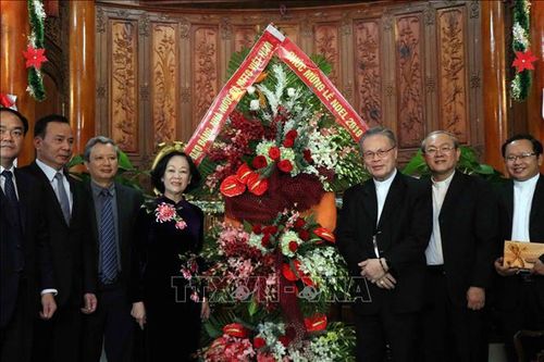 Trưởng ban Dân vận Trung ương thăm, chúc mừng đồng bào Công giáo Tổng Giáo phận Huế
