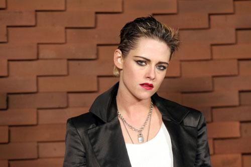 Được vinh danh 'Nữ diễn viên của thập kỷ', Kristen Stewart bị phản đối kịch liệt