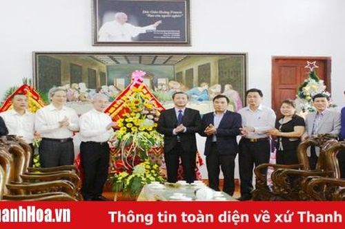 Đồng chí Phó Bí thư Tỉnh ủy Đỗ Minh Tuấn chúc mừng giáo xứ Phúc Lãng