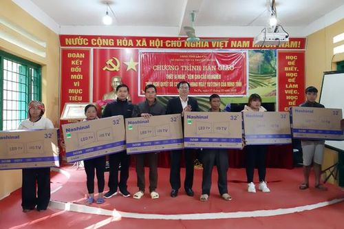 Bàn giao thiết bị nghe, nhìn cho hộ nghèo Sa Pa, Văn Bàn